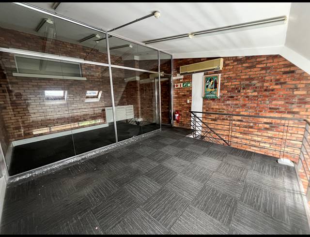 92M² OFFICE TO LET IN GREEN POINT